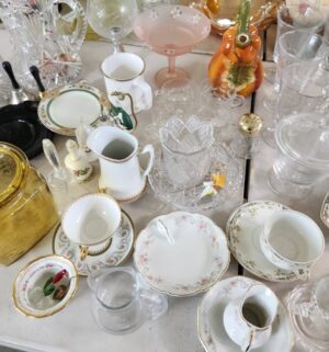 q472- Huge Collection of collectible dishes, crystal - Image 3