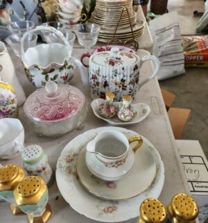 q472- Huge Collection of collectible dishes, crystal - Image 6