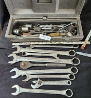 q474- box of tools - Image 1