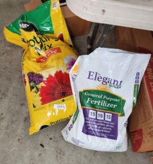 q493- Potting Mix and Fertilizer - Image 1