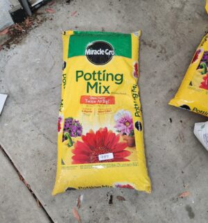 q495- Miracle Gro Potting Mix. Sealed - Image 1