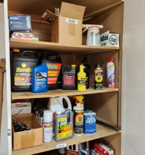 q499- Products in cabinet - Image 1