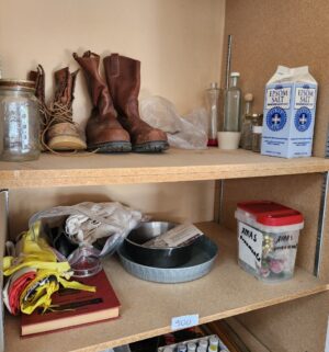 q500- contents of the cabinet - Image 1