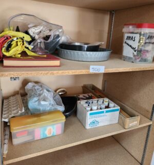 q500- contents of the cabinet - Image 2