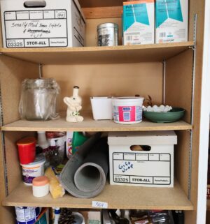 q501- contents of the cabinet - Image 1