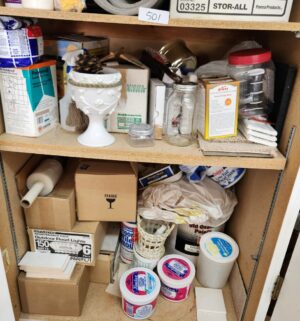 q501- contents of the cabinet - Image 2