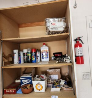 q502- contents of the cabinet - Image 1