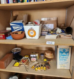 q502- contents of the cabinet - Image 2
