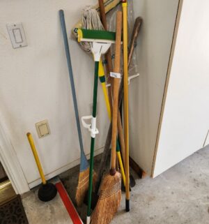 q506- yard tools - Image 1