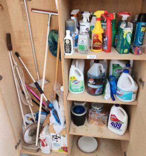 q507- contents of the cabinet - Image 1