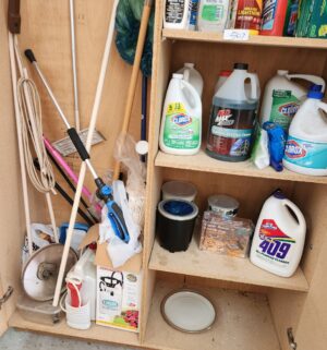 q507- contents of the cabinet - Image 2