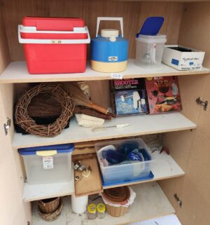 q508- contents of the cabinet - Image 1