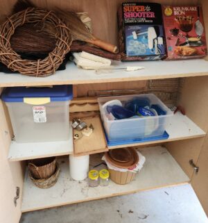 q508- contents of the cabinet - Image 2