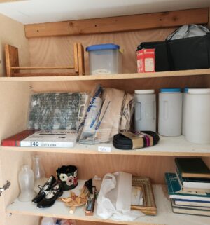 q509- contents of the cabinet - Image 1