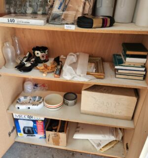q509- contents of the cabinet - Image 2