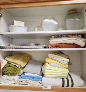 q510- contents of the cabinet - Image 1