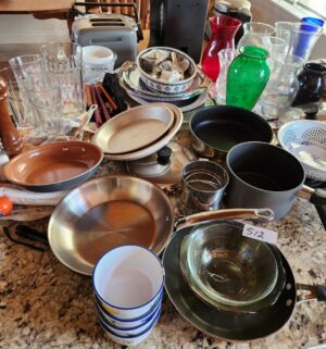 q512- Contents of the kitchen counter - Image 1