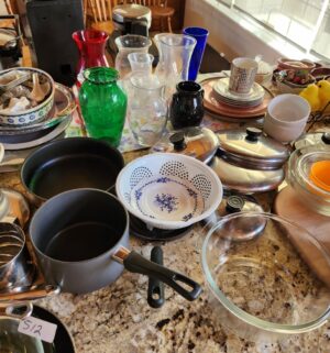 q512- Contents of the kitchen counter - Image 2
