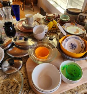 q512- Contents of the kitchen counter - Image 3
