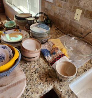 q512- Contents of the kitchen counter - Image 4