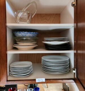 q513- contents of the kitchen cabinets - Image 1