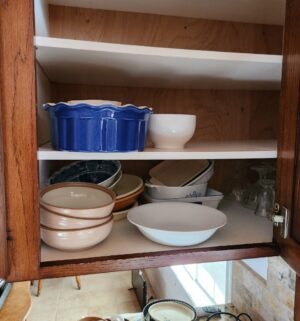q513- contents of the kitchen cabinets - Image 2