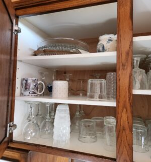 q513- contents of the kitchen cabinets - Image 3
