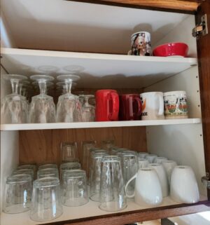 q513- contents of the kitchen cabinets - Image 4