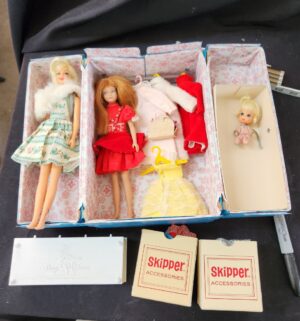 q519- Skipper Carrying Case w/ vintage dolls - Image 2