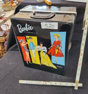 q520 Barbie Case from 1961 w/ dolls - Image 1