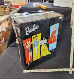 q520 Barbie Case from 1961 w/ dolls - Image 2