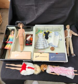 q520 Barbie Case from 1961 w/ dolls - Image 3