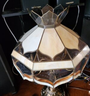 q524- Stunning Stained Glass Lamp - Image 2