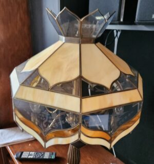 q524- Stunning Stained Glass Lamp - Image 3