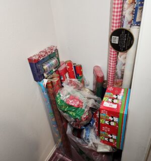 x35- Holiday Wrapping Paper & Supplies