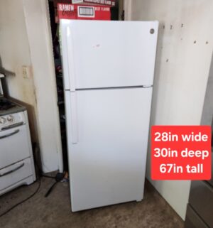 v191- GE Refrigerator. Plugged in/Runs/Cold/Freezes. Very clean
