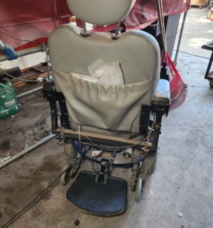 v211- Jazzy Select Power Chair. Powers On. Original Charger. Needs new batteries - Image 3