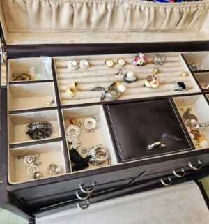 y116- Large Jewelry box w/ costume jewelry - Image 3