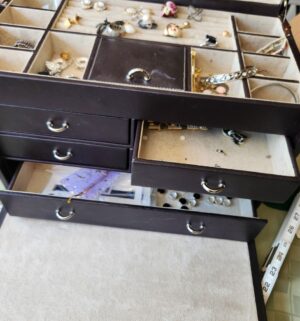 y116- Large Jewelry box w/ costume jewelry - Image 4