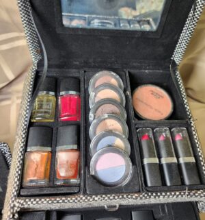 d47- Vintage Style Make up box - Image 4