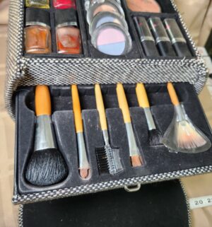 d47- Vintage Style Make up box - Image 5