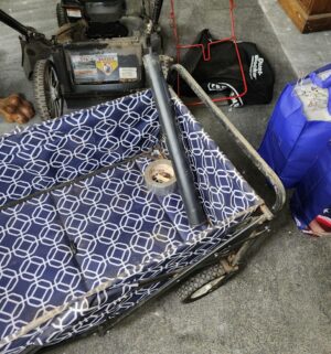 d119- Fold up wagon. Needs to be cleaned - Image 3