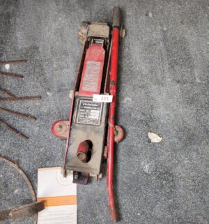 d121- Floor Jack. 1 1/2 ton
