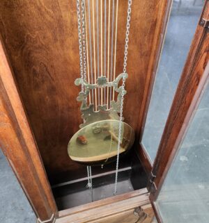 d122- Howard Miller Grandfather Clock Model 610-160. no door key - Image 3