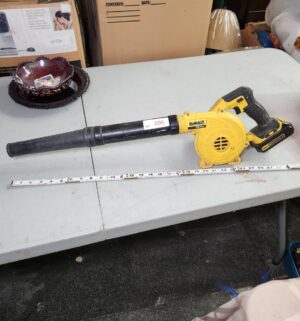 d206- Dewalt 20v Blower. Works. No Charger