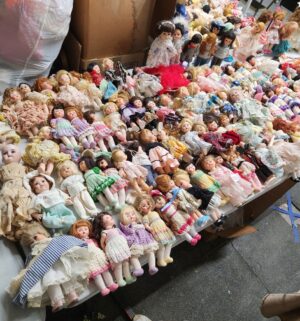 d211- Massive Doll Collection w/ Madame Alexander Dolls