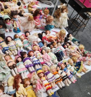 d211- Massive Doll Collection w/ Madame Alexander Dolls - Image 3