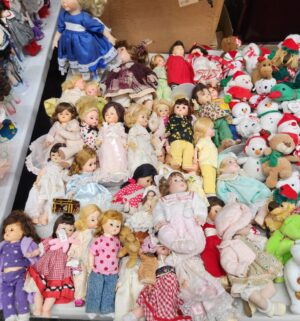 d211- Massive Doll Collection w/ Madame Alexander Dolls - Image 4