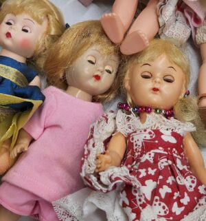 d211- Massive Doll Collection w/ Madame Alexander Dolls - Image 6