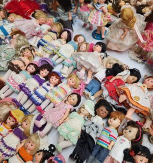 d211- Massive Doll Collection w/ Madame Alexander Dolls - Image 7